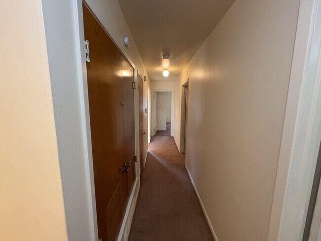 Building Photo - 208 Oak St