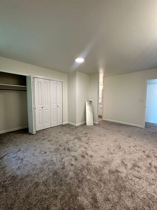 Building Photo - Stunning 3 Bedroom and 3 Bathroom Home, La...