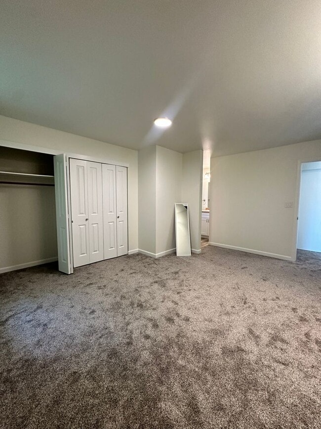 Building Photo - Stunning 4 Bedroom and 3 Bathroom Home, wi...