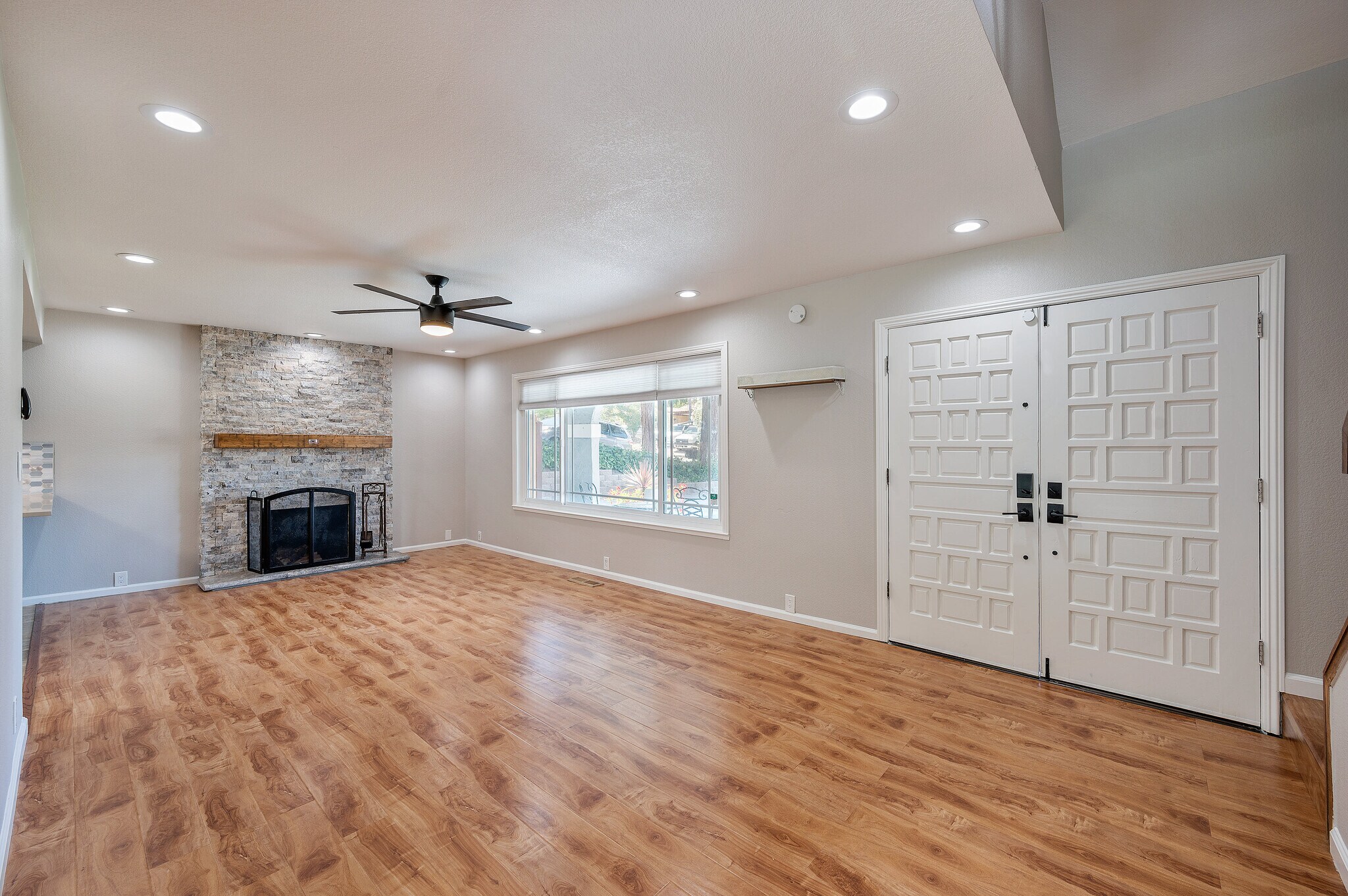 Building Photo - 3661 Slopeview Dr
