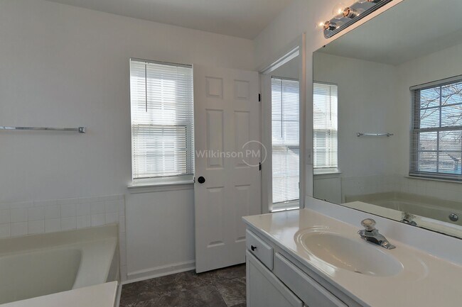 Building Photo - Beautiful 4 Bedroom 2.5 Bathroom Home with...
