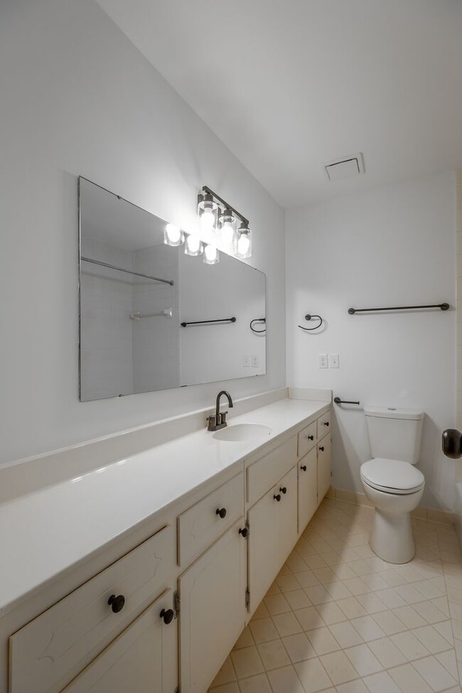 Building Photo - 2 Bedroom 2 Bath in Northshore