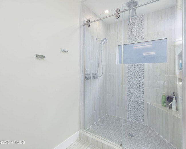 Building Photo - 2423 E Lincoln Cir