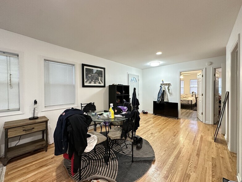 Building Photo - 1827 N Marshfield Ave
