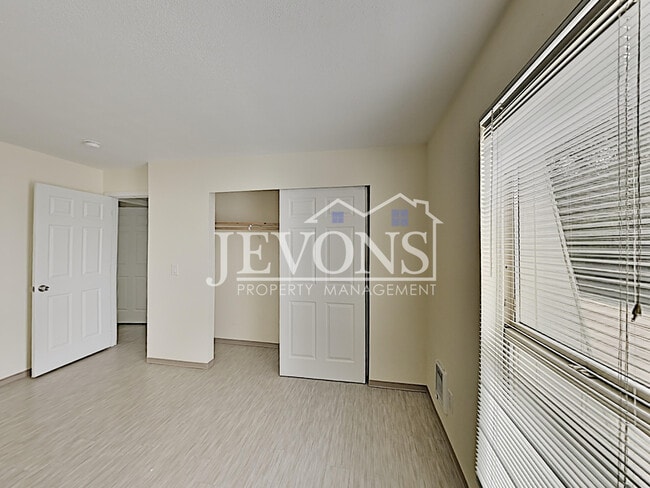 Building Photo - 1516 N Brook Ct