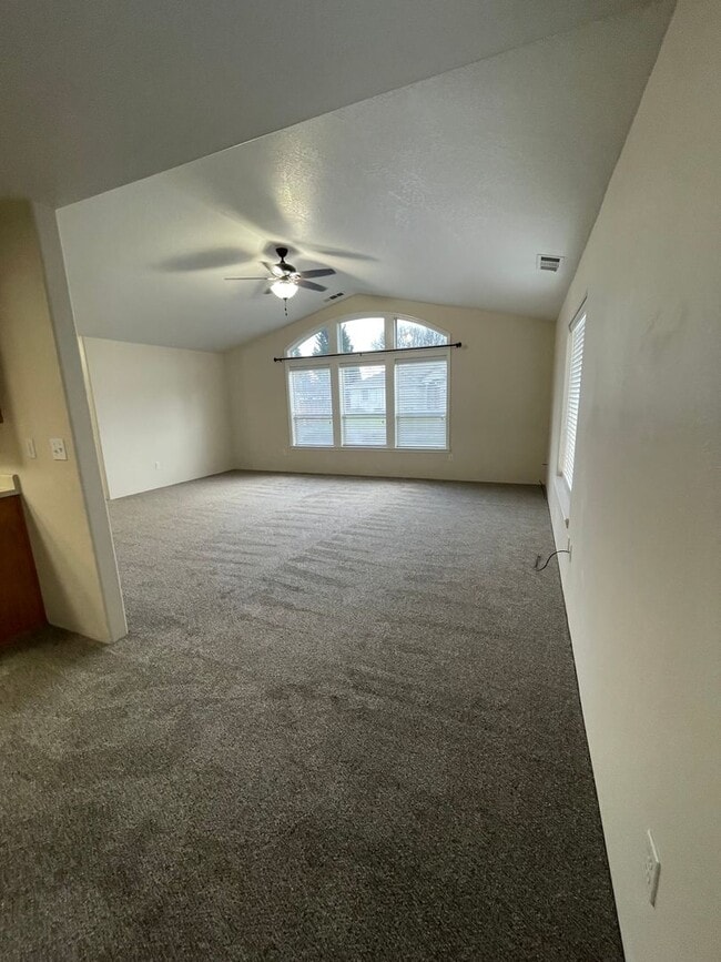 Building Photo - Spacious 3 bedroom, 2 bathroom home- CENTRAL POINT!