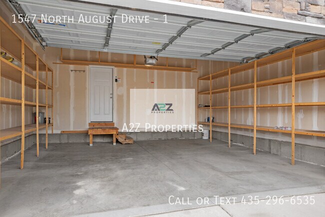 Building Photo - 1547 N August Dr