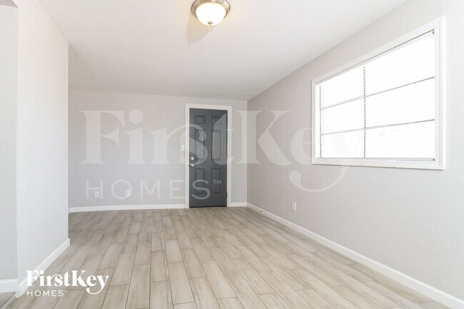 Building Photo - 2735 W Royal Palm Rd