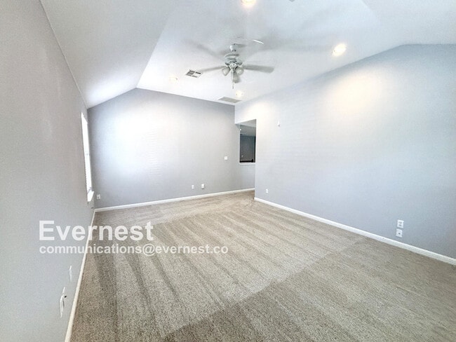 Building Photo - 4-Bedroom Home with Modern Amenities and C...