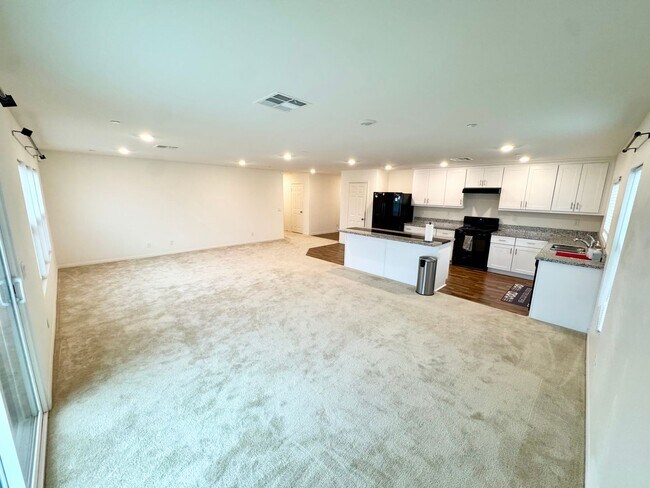 Building Photo - Beautiful 3 bedroom plus bonus room Home