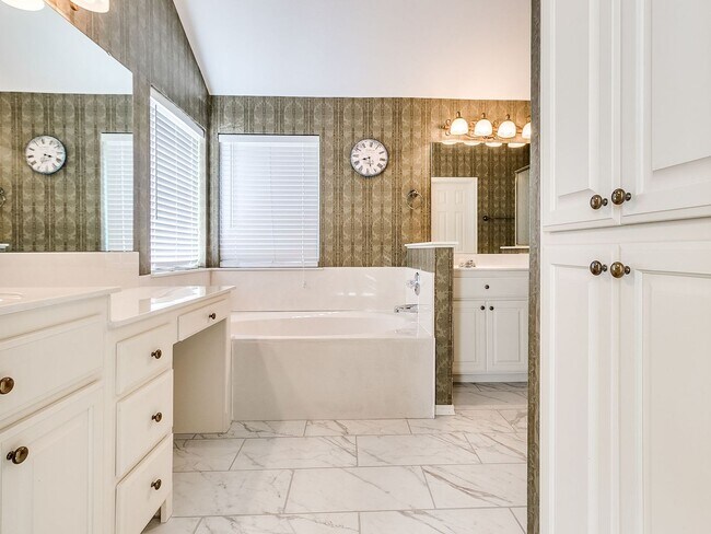 Building Photo - Beautiful Home With Lake View - 3 Bed + 2 Bath