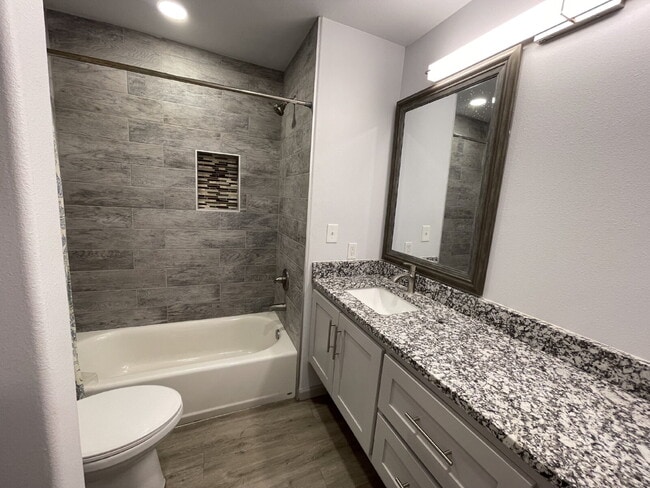 Building Photo - Spacious Home on a quiet cul-de-sac street