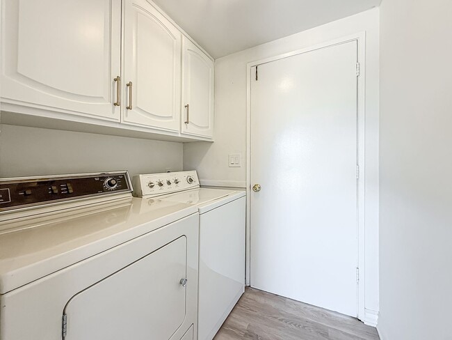 Building Photo - Upgraded Calabasas 4BR w/pool + spa, views + solar panels!