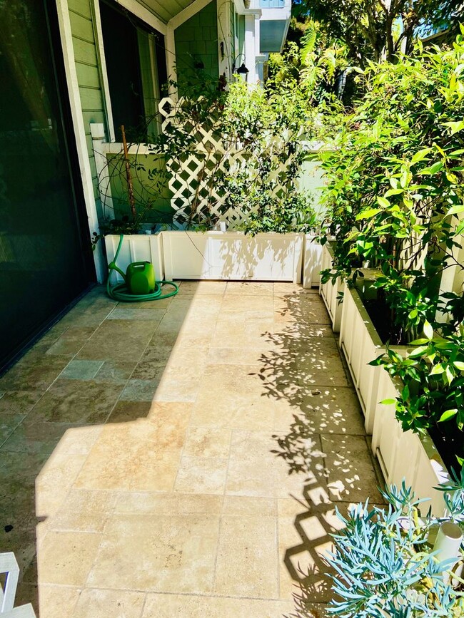 Building Photo - Gorgeous Venice Townhouse w/Upgrades Galore close to Beach+Canals w/Laundry+Garage+Pool