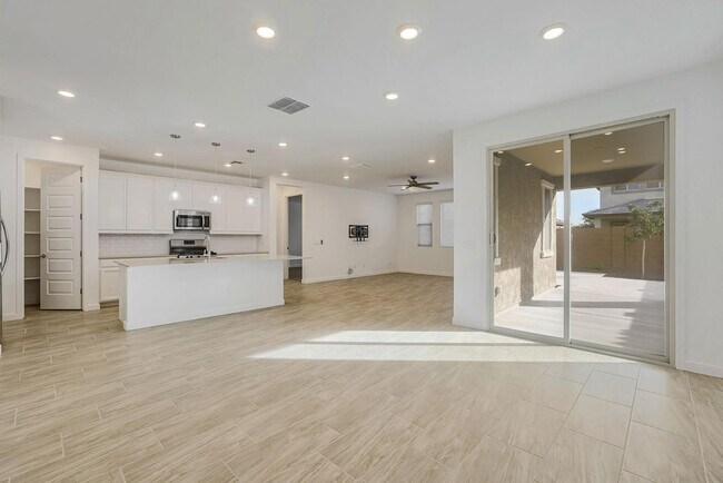 Building Photo - 12881 N 145th Dr