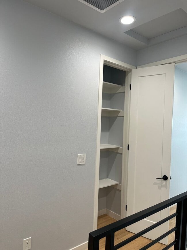 Building Photo - 3 Bedroom/ 3 Bathroom Home in Huntington B...