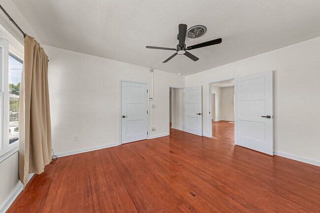 Building Photo - 1008 E Strawbridge Ave