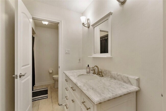 Building Photo - 2206 Hickory Lawn Dr