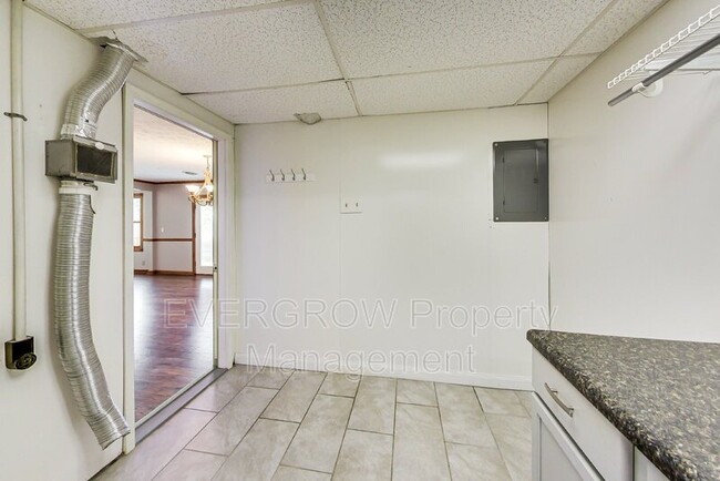 Building Photo - 205 Mooreland Dr