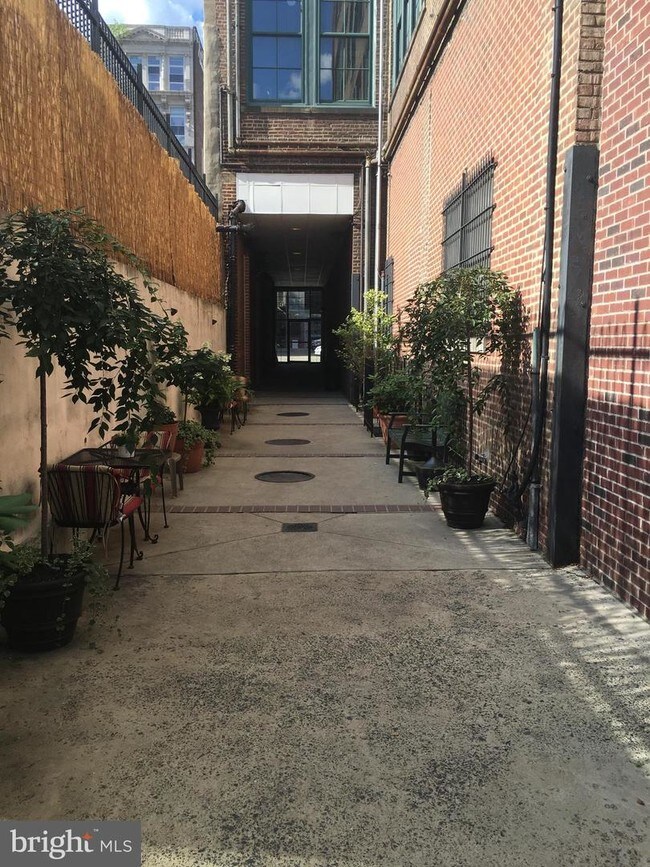 Building Photo - 1010 Arch St