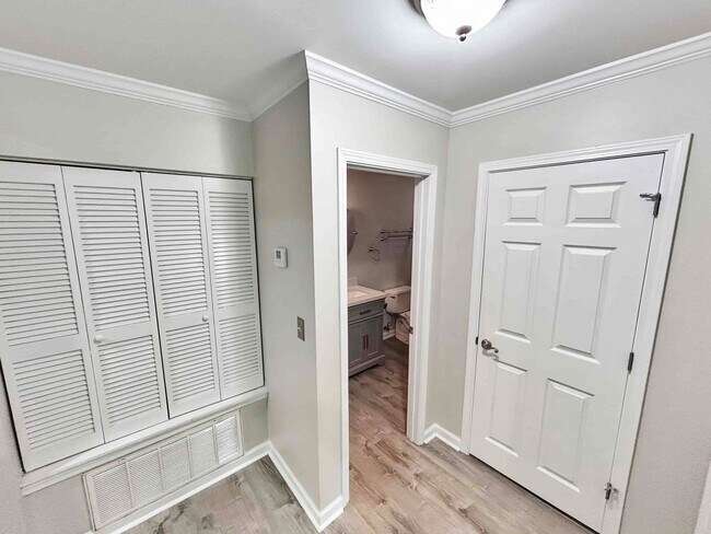 Building Photo - Charming 1 BR/1 BA Condo in Gated Sandy Sp...