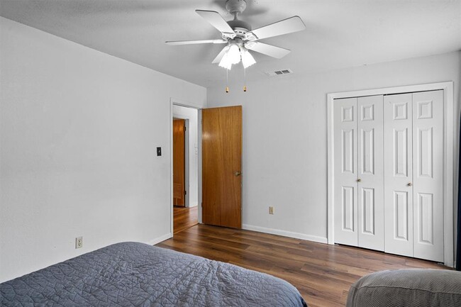 Building Photo - 203 Serenada Dr