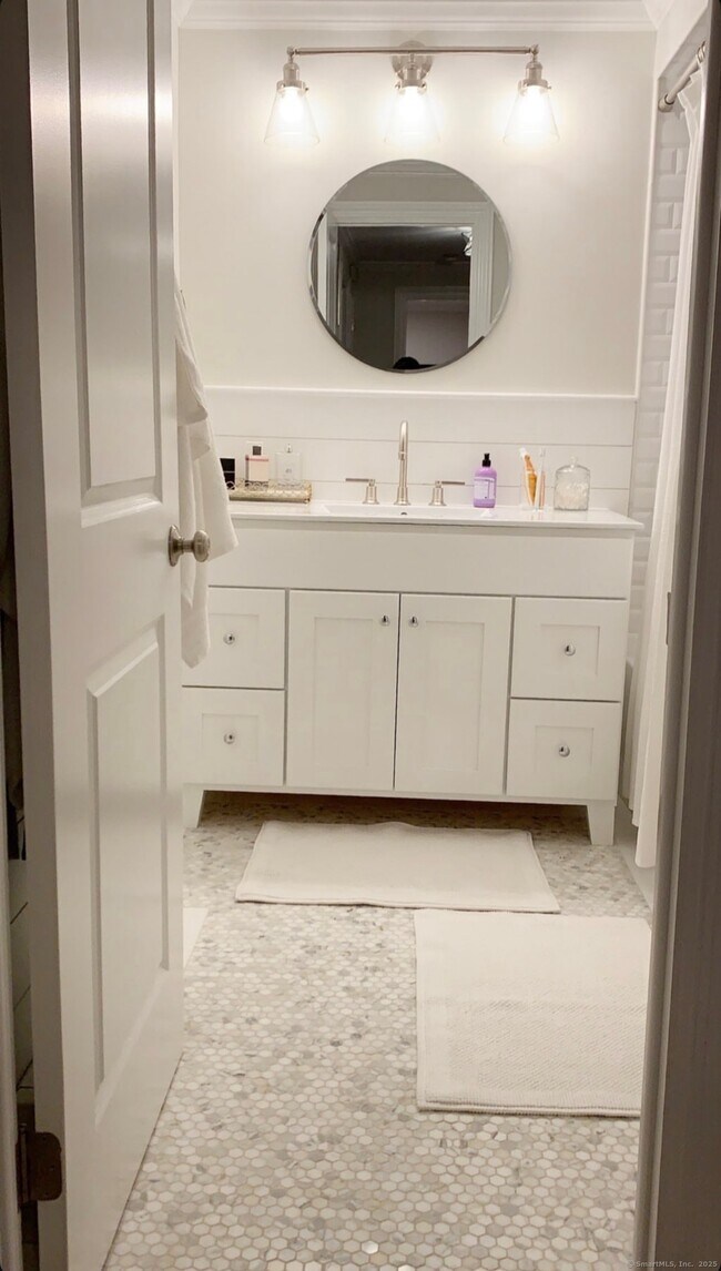 Building Photo - 10 Mead St