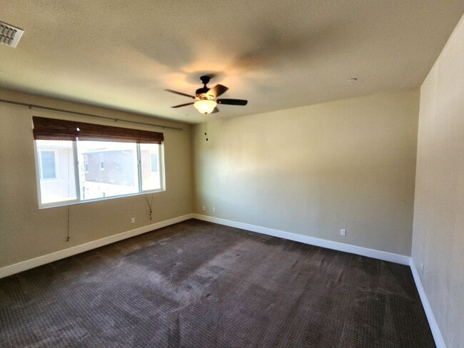 Building Photo - 4549 Maple Crest St