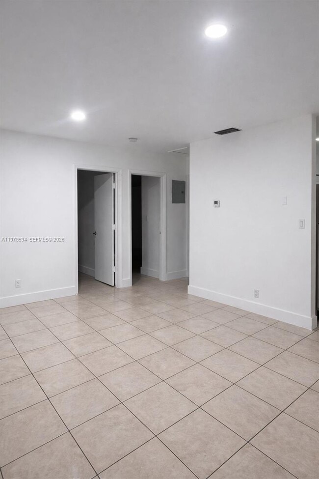 Building Photo - 221 NE 40th St