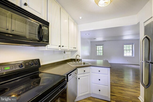 Building Photo - 1403 E Abingdon Dr
