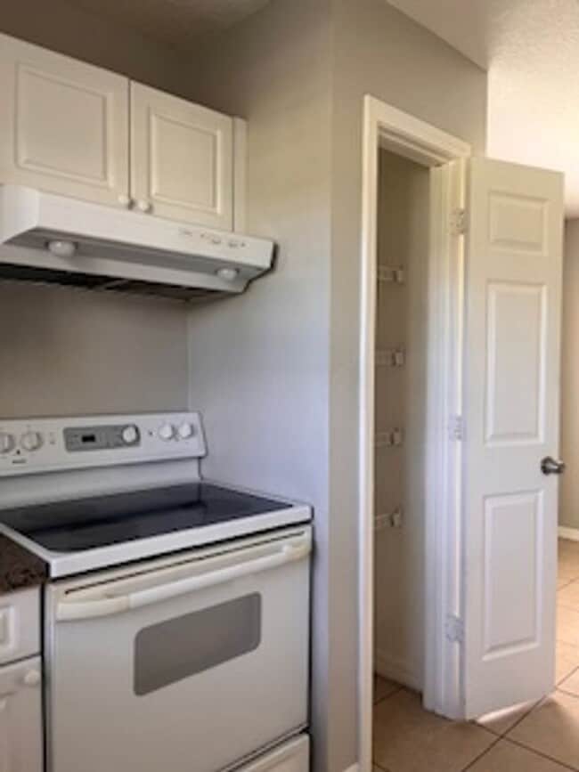Building Photo - Three Bedroom Two bath