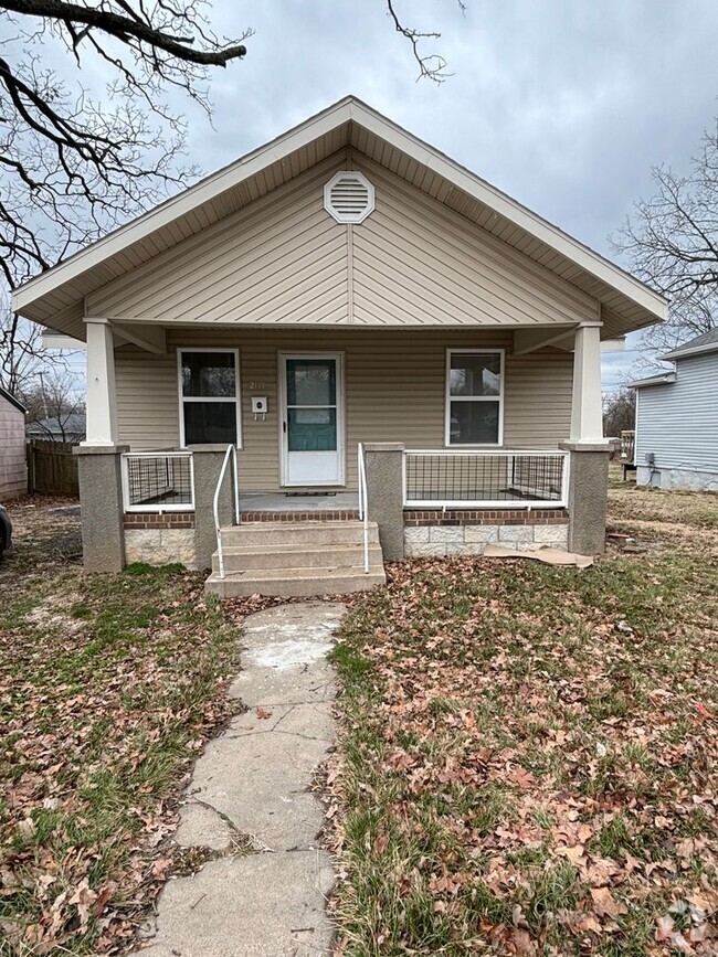 Building Photo - Updated 3 bed/1 bath home! With a 1 car ga...