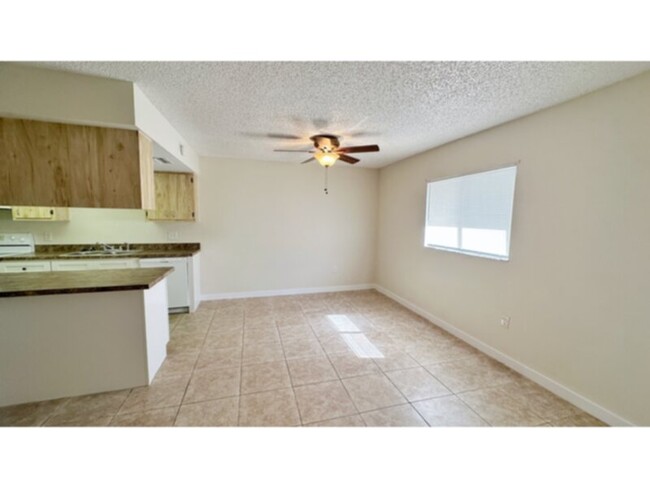 Building Photo - 2 Bedroom 2 Bath Condo! Convenient Locatio...