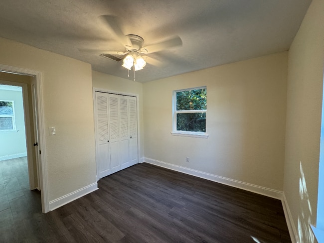 Building Photo - 213 Amellia Pl