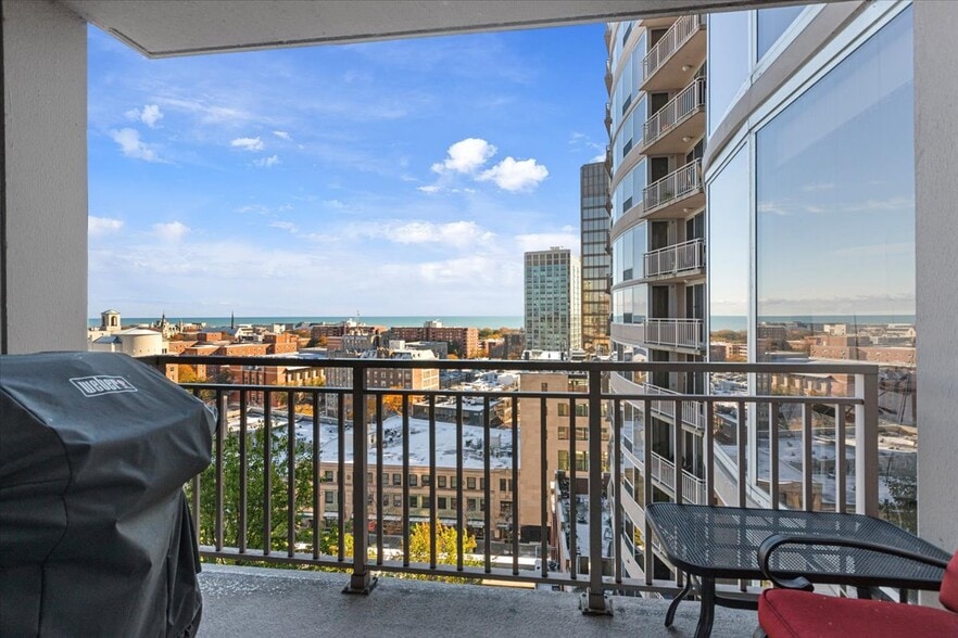 Building Photo - 807 Davis St