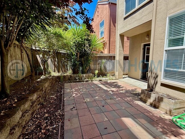 Building Photo - Great Layout, Newer Hamilton Condo - A/C - FOUNDATION -