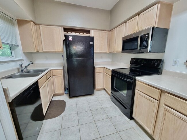 Building Photo - Two bedroom condo with garage - James Island