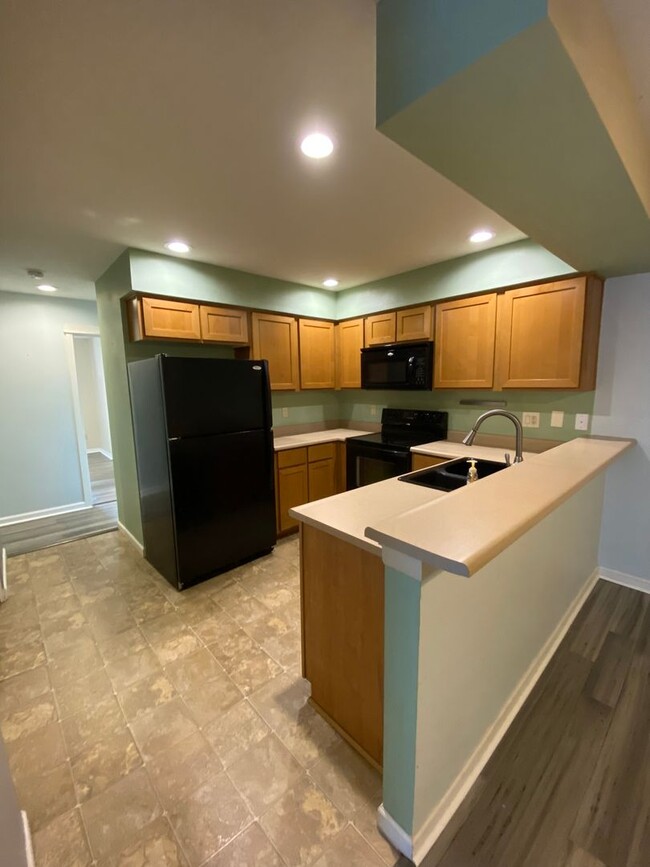 Building Photo - Nice Lower Level Condo