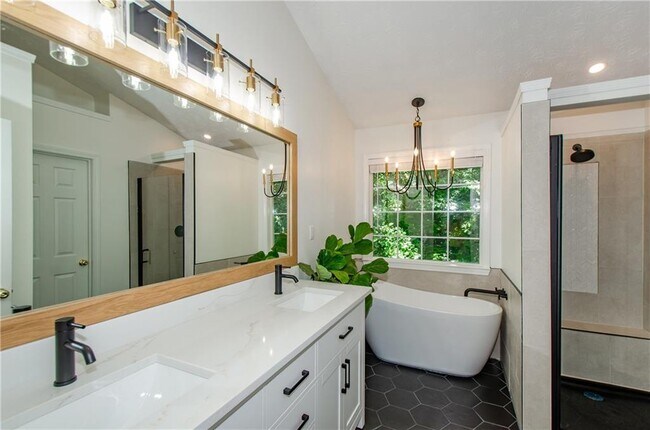 Building Photo - 3390 Northcliff Dr