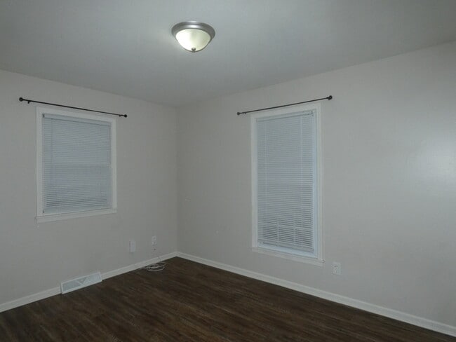Building Photo - Updated Duplex in Pleasant Valley!