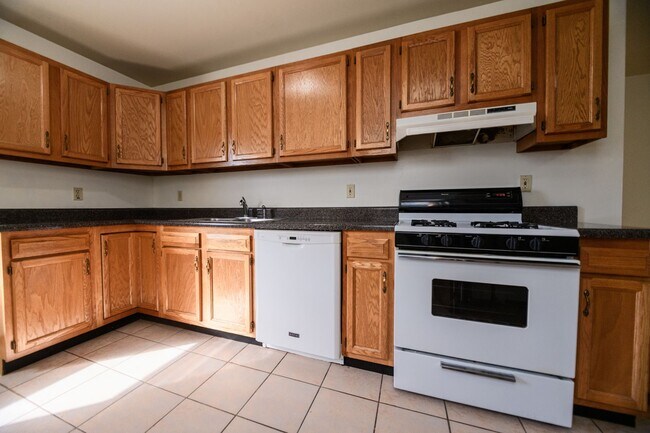 Building Photo - 2 bedroom / 2 bathroom Townhouse for rent ...