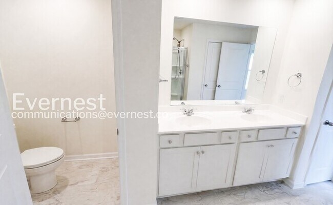 Building Photo - 5 Bed/5 Bath Home with 3 Car Garage / Pet-Friendly / Available Now!
