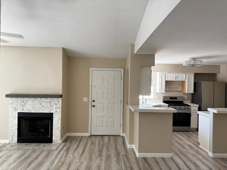 Living room/ Kitchen - 2251 Wigwam Pky