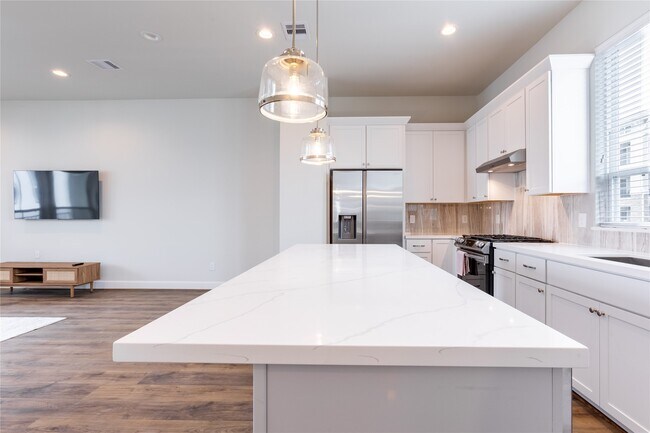 Building Photo - 2802 Grand Fountains Dr