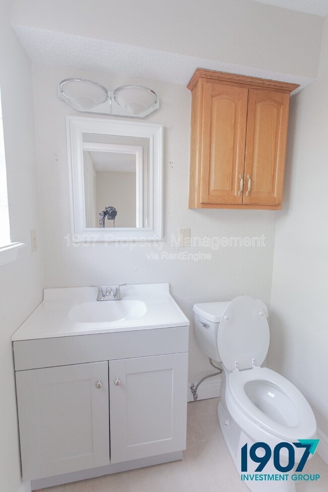 Building Photo - 1008 NW 7th Pl