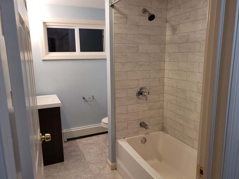 Bathroom - 7 Broad St