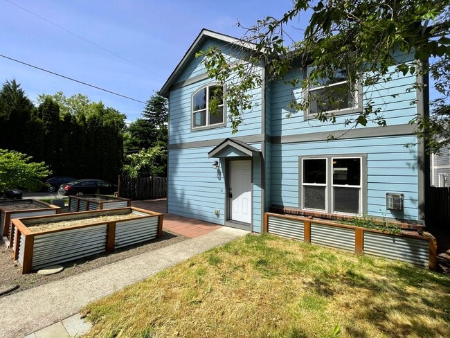 Building Photo - Lovely St Johns Home with Attached Garage, Outdoor Space, Washer/Dryer In Unit