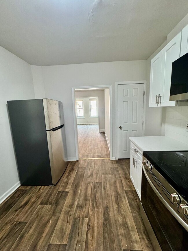 Building Photo - Spacious 3-Bedroom Home with Modern Amenit...