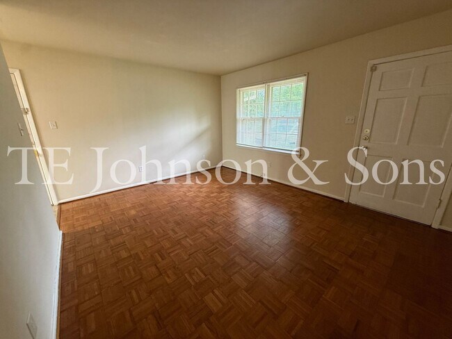 Building Photo - Charming 4 Bedroom Ranch with Fenced Yard and Hardwood Floors