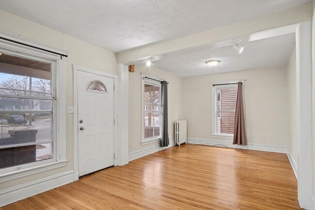 Building Photo - 440 Diamond Ave NE